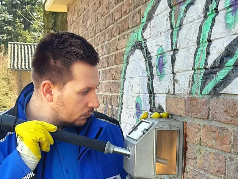 Graffitientfernung durch Vakuumstrahlen - Schonende Fassadenreinigung