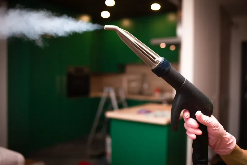 Professionelle Trockendampf-Lanze im Einsatz – heißer Dampf zur rückstandsfreien Reinigung in Gewerbeküchen und Gastronomiebetrieben