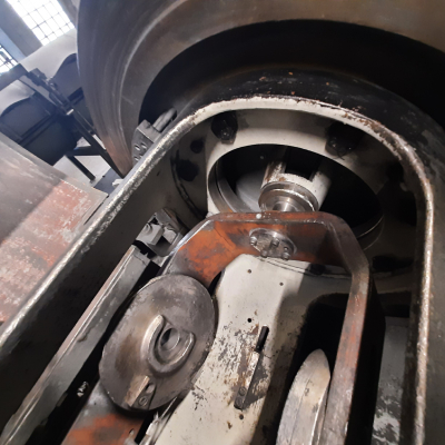 Detailaufnahme einer gereinigten Maschinenkomponente — Schraubenköpfe, Lagerflächen und Verschleißspuren sind für die Inspektion zugänglich